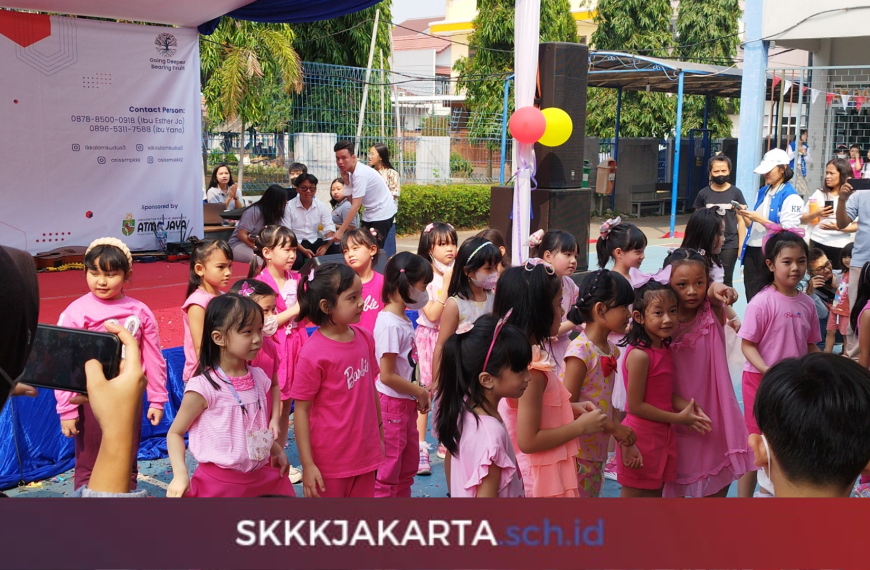 Murid SD SKKK III Jakarta Menampilkan Performance Menakjubkan di Open House SKKK Jakarta Kosambi Baru dengan Tema “Going Down Bearing Fruit”