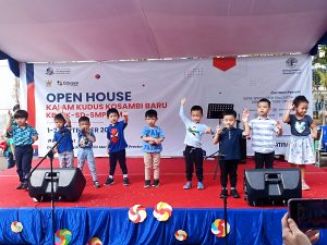 Performance nyanyi dan menari oleh anak K2